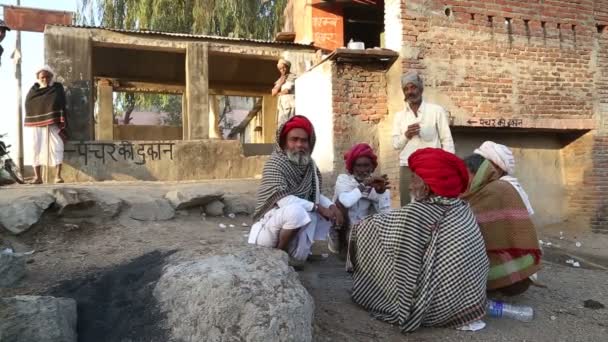 Les hommes réchauffant leurs mains par le feu — Video