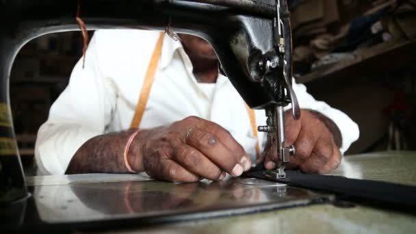 Hombre cosiendo en una máquina de coser — Vídeos de Stock