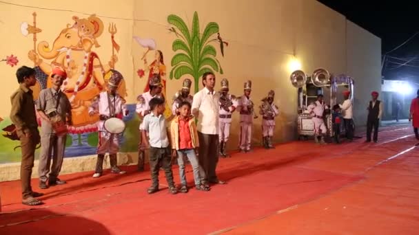 Traditionella indiska orkester spelar — Stockvideo