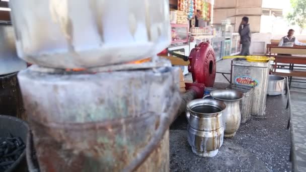 Homem alimentando o aquecedor — Vídeo de Stock