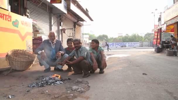 Indiase mannen door brand op straat — Stockvideo