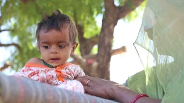 Bebé niño sentado — Vídeo de stock