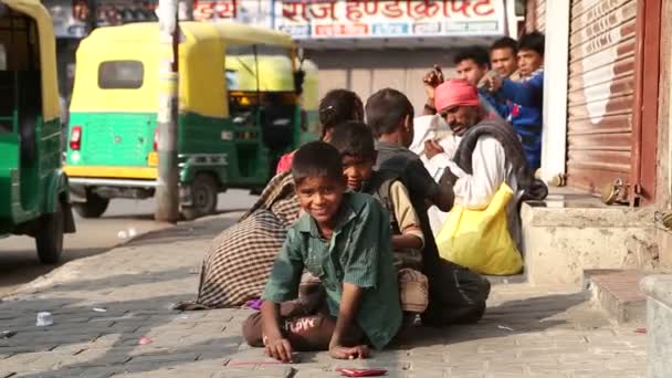 Jungen spielen auf der Straße in Jodhpur — Stockvideo