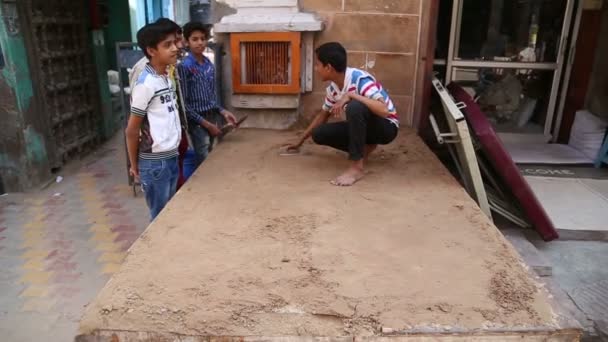 Meninos indianos realinhando areia — Vídeo de Stock