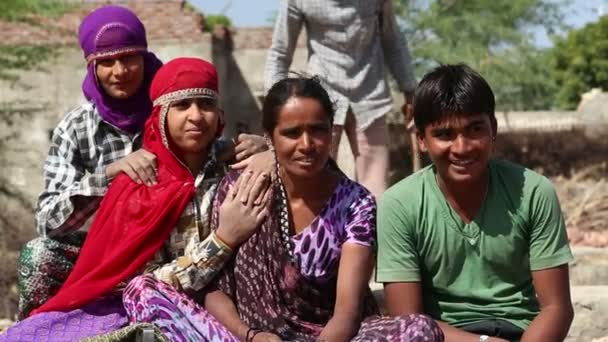 Meninas indianas em roupas tradicionais e um menino . — Vídeo de Stock