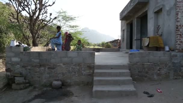 Children standing on house porch — Stock Video