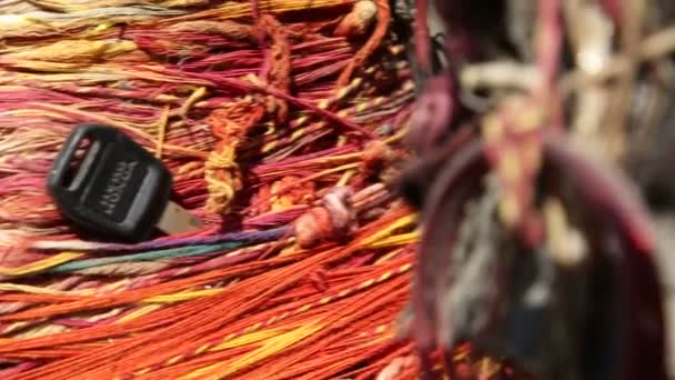 Красочные нити и плетеные украшения — стоковое видео