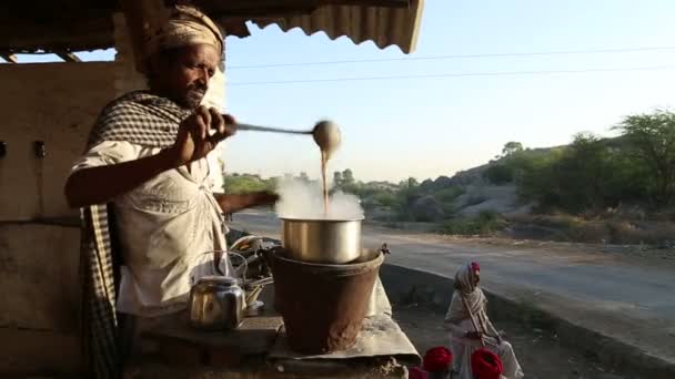 Mężczyzna przygotowuje chai — Wideo stockowe