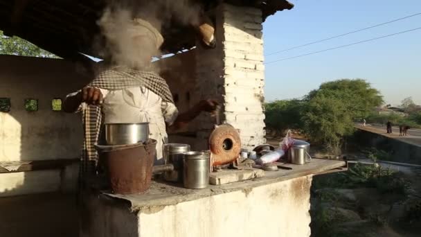 Mann bereitet Chai vor — Stockvideo
