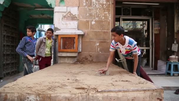 Indyjski chłopiec ujednolicaniu piasku — Wideo stockowe