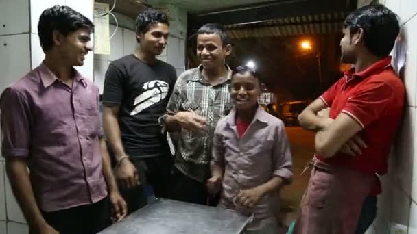 Индийские мужчины и мальчики позируют в мастерской — стоковое видео