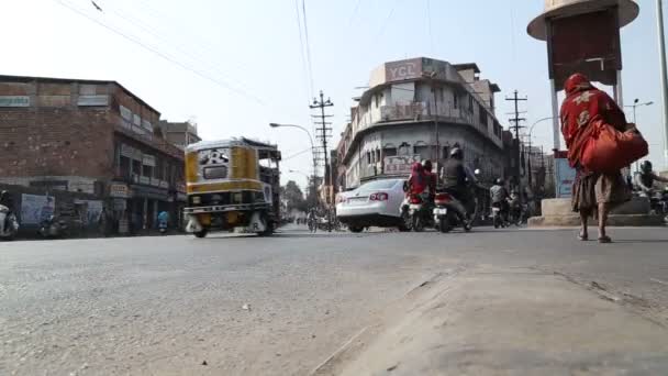 Vehicles passing down the  street — Stock Video