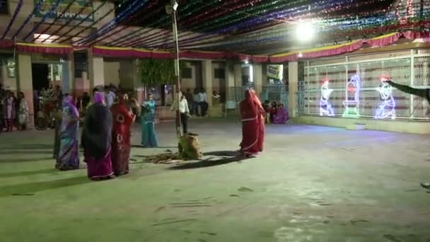 Jovens mulheres indianas dançando — Vídeo de Stock