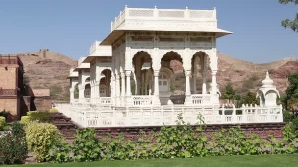 Casas de jardín por Jaswant Thada templo — Vídeo de stock