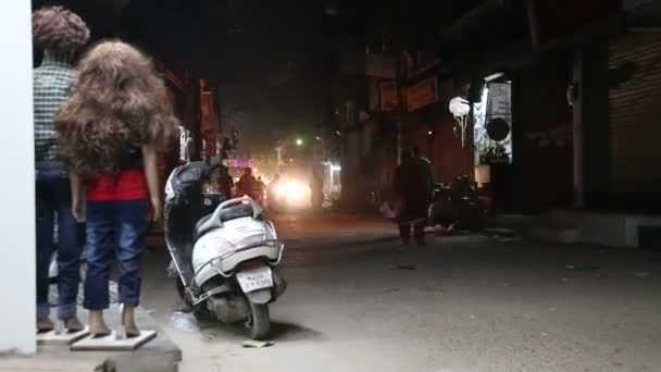 Pojazdów przejeżdżających na ulicy w Jodhpur — Wideo stockowe