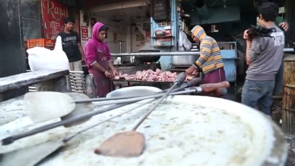 Люди різання raw куряче м'ясо — стокове відео