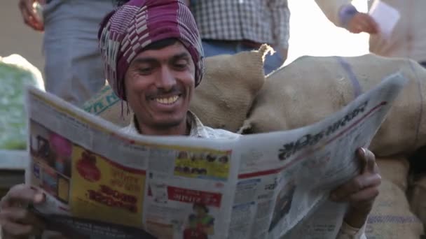 Man reading newspaper. — Stock Video