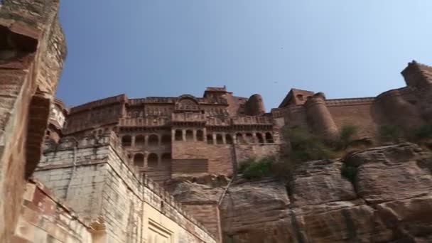 Panoramablick auf Außenwände und Landschaft vor der Festung Mehrangarh. — Stockvideo