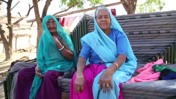 Mujeres en ropa colorida tradicional . — Vídeos de Stock