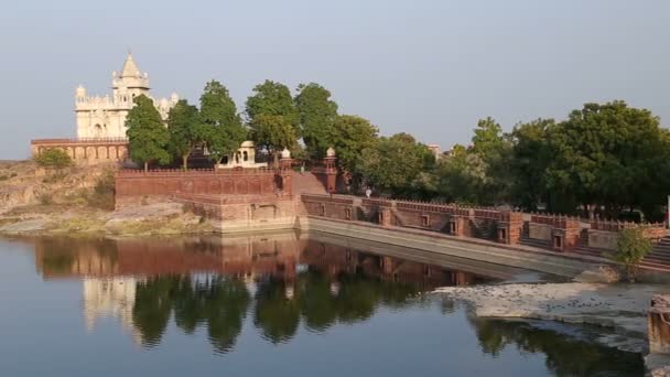 Jezioro przez Jaswant Thada świątyni — Wideo stockowe