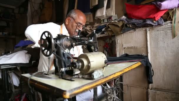 印度男子切割纺织 — 图库视频影像