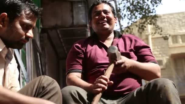 男人用手中的木槌 — 图库视频影像