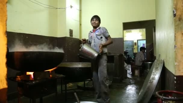 Indiase jongen werken — Stockvideo