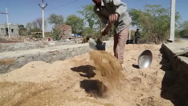 Man digging sand with a shovel — Stock Video