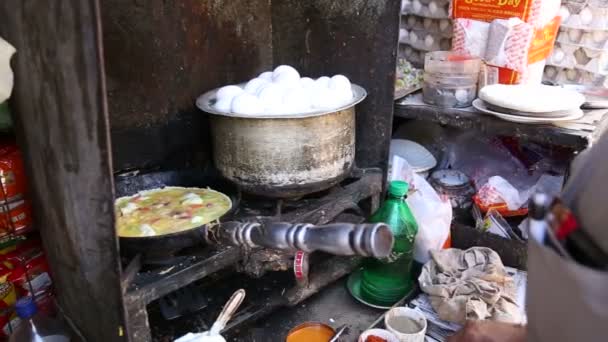 Muž se připravují jídla tradiční vejce — Stock video