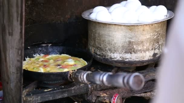 Hombre preparando harina de huevo tradicional — Vídeo de stock