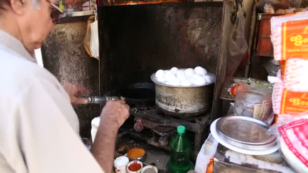 Man voorbereiding van traditionele ei maaltijd op straat stand in Jodhpur. — Stockvideo