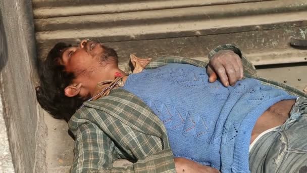 Індійська людини, лежачи на вулиці — стокове відео