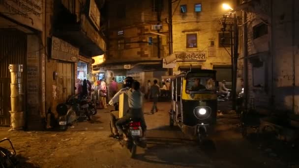 Mensen en voertuigen passeren in de straat — Stockvideo