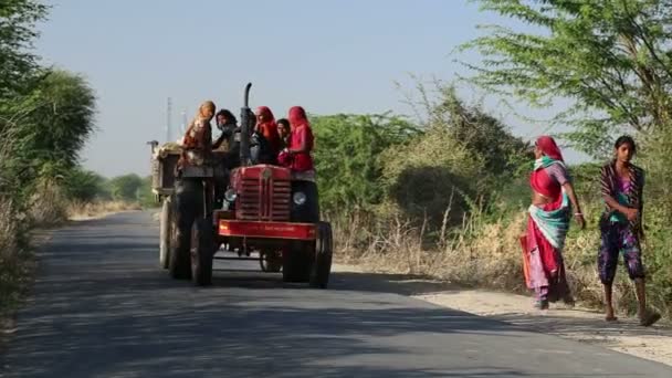 Truck met mensen passeren — Stockvideo