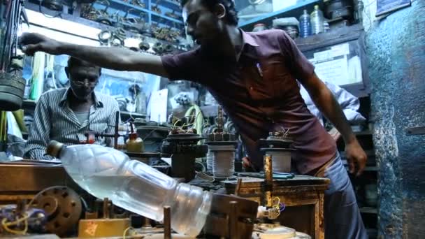 Porträt eines indischen Mannes in einer Maschinenwerkstatt — Stockvideo