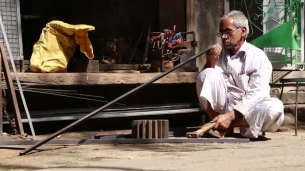 Uomo indiano osservando un lungo bastone — Video Stock