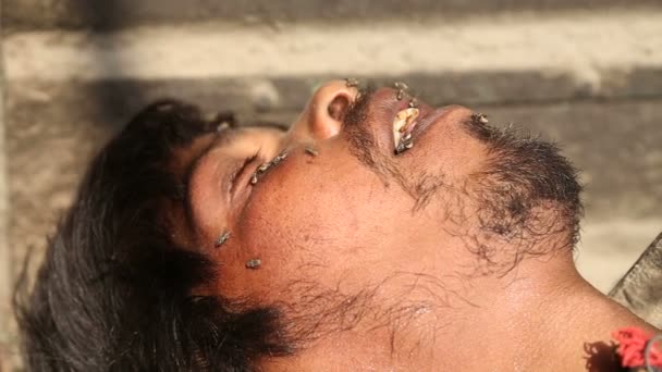 Индиец лежит на улице — стоковое видео