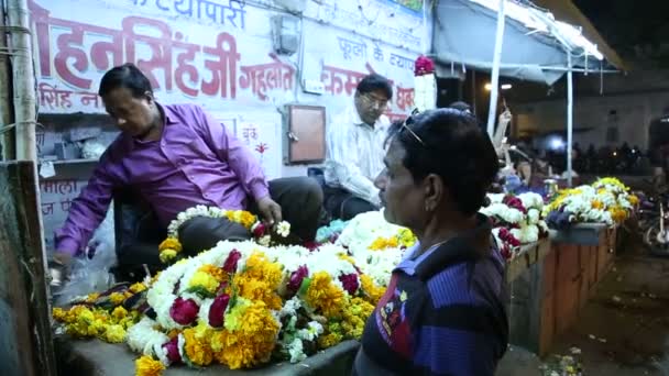 Indian vendor selling flower necklaces — Stock Video