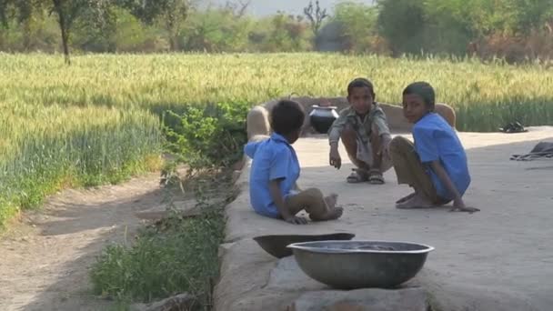 Дети сидят на земле — стоковое видео