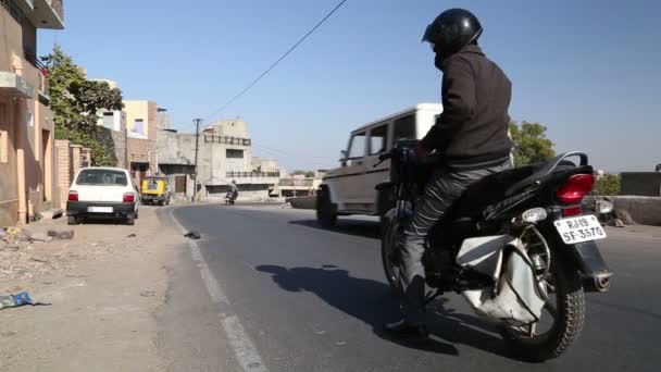 Homem de moto dirigindo para longe — Vídeo de Stock