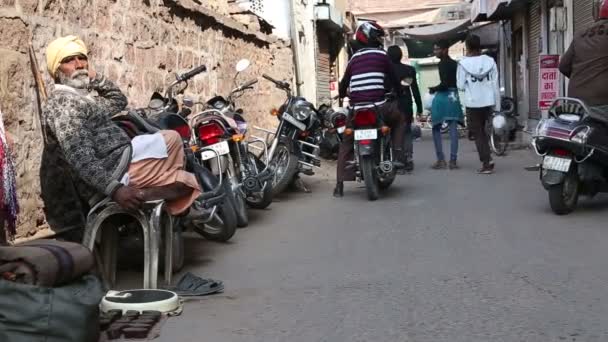 Uomo seduto vicino al muro della strada — Video Stock