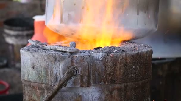 Fire burning under a pot — Stock Video