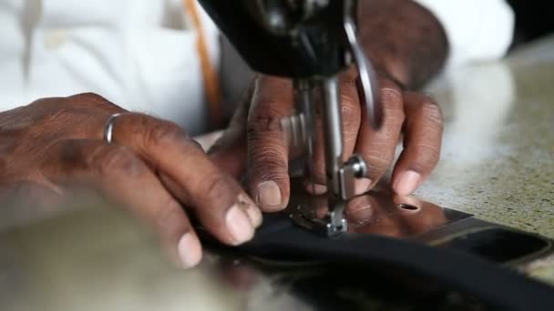 Hombre cosiendo en una máquina de coser — Vídeos de Stock