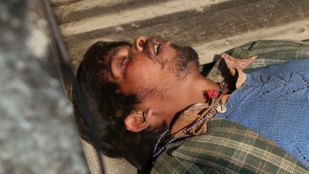 Indian man laying on street — Stock Video