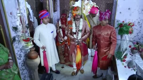 Bruidegom coming out te bruiloft processie — Stockvideo