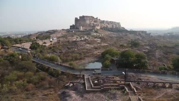 Mehrangarh fort with roadside — Stock Video
