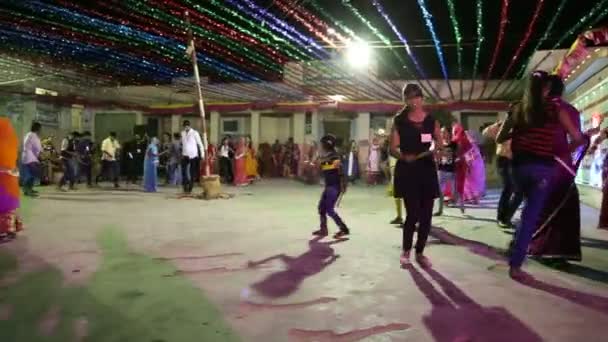 Νέοι Ινδοί άνδρες και γυναίκες χορεύουν — Αρχείο Βίντεο