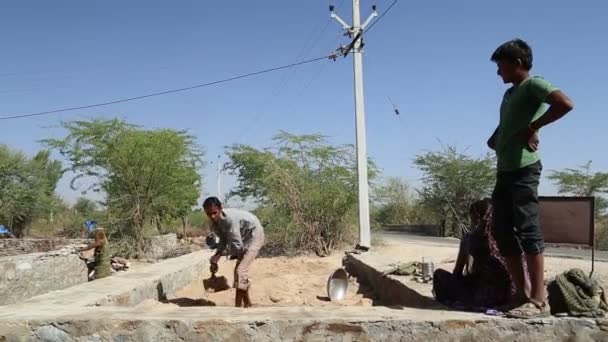 Muž kopat písek — Stock video