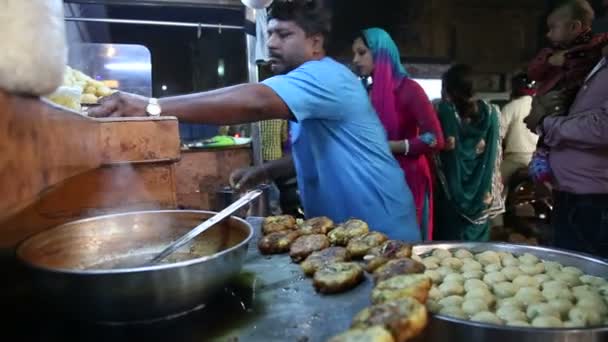 ローカル食糧を準備するインド人 — ストック動画