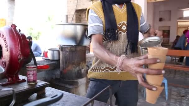 Homem derramando chai quente de um jarro — Vídeo de Stock